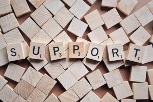 木のブロックとSUPPORTの文字