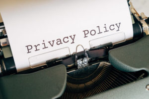 Privacy Policyと記載された紙